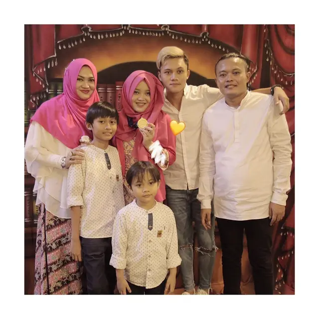 Syok Sampai Masuk Rumah Sakit, Ini 6 Potret Kebersamaan Putri Delina dan Ibunda