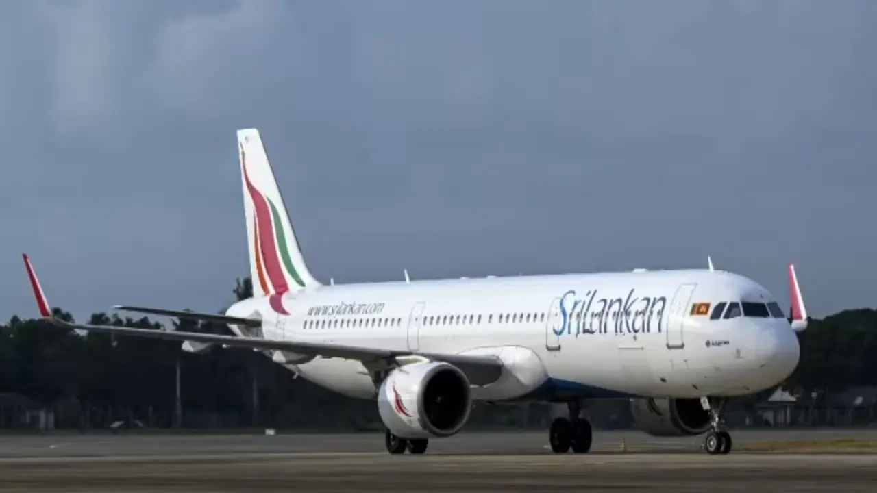 Ilustrasi pesawat SriLankan Airlines mendarat di landasan Bandara Internasional Kolombo, Sri Lanka di Katunayake. (AFP/Ishara S Kodikara)