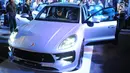 Pengunjung melihat New Porsche Macan saat peluncuran di Jakarta, Kamis (28/3). Bank DBS Indonesia memberi kesempatan ke nasabah DBS Treasures Private Client menjadi yang pertama dalam berpetualang dengan Porsche Macan sebagai salah satu cara untuk lebih menikmati hidup. (Liputan6.com/Angga Yuniar)