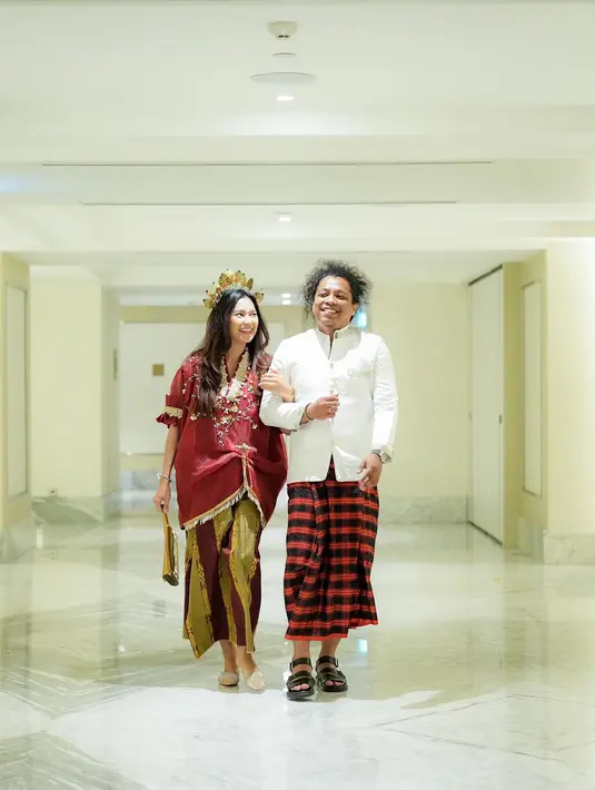 Seperti potret ini, keduanya tampil serasi mengenakan busana adat asal Sulawesi Selatan. Indah tampak mengenakan baju bugis warna merah, lengkap dengan sarung dan hiasan kepala. [Instagram/indahpermatas]