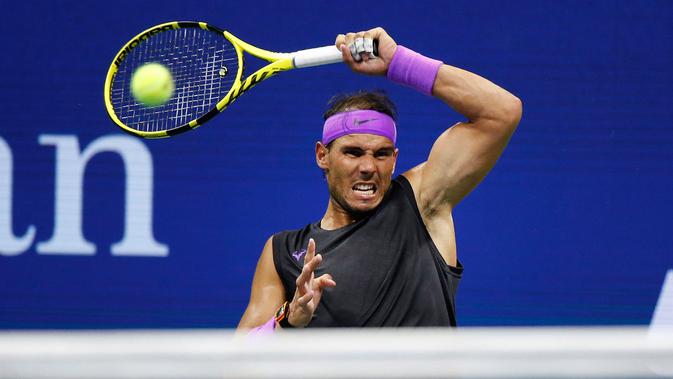 Petenis Spanyol, Rafael Nadal mengembalikan bola ke arah petenis Kroasia, Marin Cilic pada babak keempat turnamen AS Terbuka 2019 di Arthur Ashe Stadium, Senin (2/9/2019). Nadal lolos ke perempat final AS Terbuka setelah laga berdurasi 169 menit dengan skor 6-3, 3-6, 6-1, 6-2. (AP/Seth Wenig)