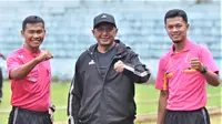 Pelatih Madura United, Rahmad Darmawan, berpose bersama wasit dalam sebuah pertandingan uji coba yang dijalani timnya di Kota Batu. (Bola.com/Iwan Setiawan)