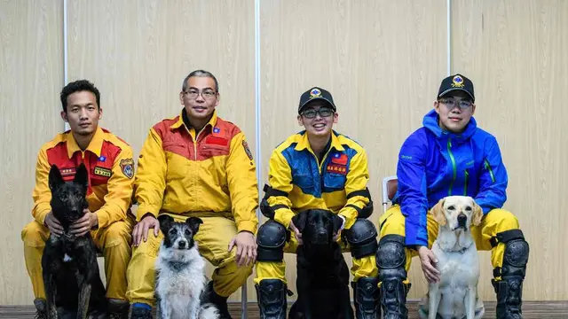 Tim penyelamat anjing di Taiwan. (AFP)