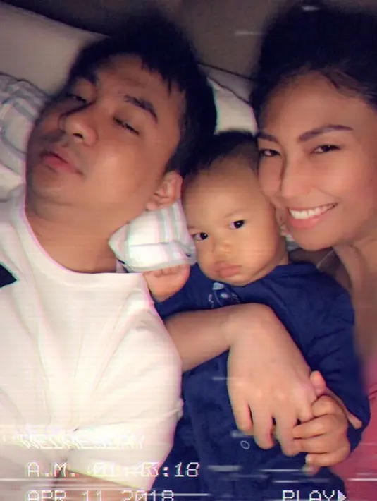 "Pulang semalem ditungguin 2 cowo itu rasanya....amazing. Yang satu sengaja nggak tidur, yang satu kebangun denger kita ngobrol," tulis Ayu Dewi. (Foto: instagram.com/mrsayudewi)