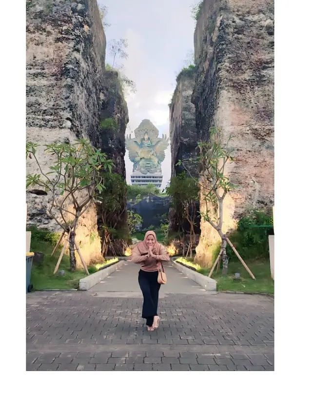 Wanita Ini Minta Orang Dibelakangnya Dihilangkan, 8 Hasil Editan Fotonya Bikin Tepuk Jidat