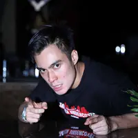 Jarang terlihat bersama kekasih, Baim Wong menjadi lelaki kesepian. Ia ketemu dengan Laura dan makin akrab. Ia lantas jatuh cinta dengan wanita pekerja seks komersial (PSK) alias pelacur kelas atas yang bernama Laura tersebut. (Nurwahyunan/Bintang.com)