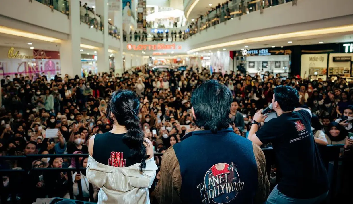 Jefri Nichol dan Pevita Pearce saat promo Sri Asih di Bandung pada akhir September 2022. (Foto: Instagram/pevpearce)