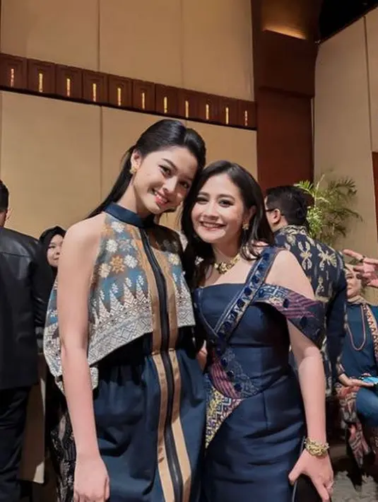 Yoriko tampil dengan dress halter neck dengan motif tenunnya. [@yorikooangln_]