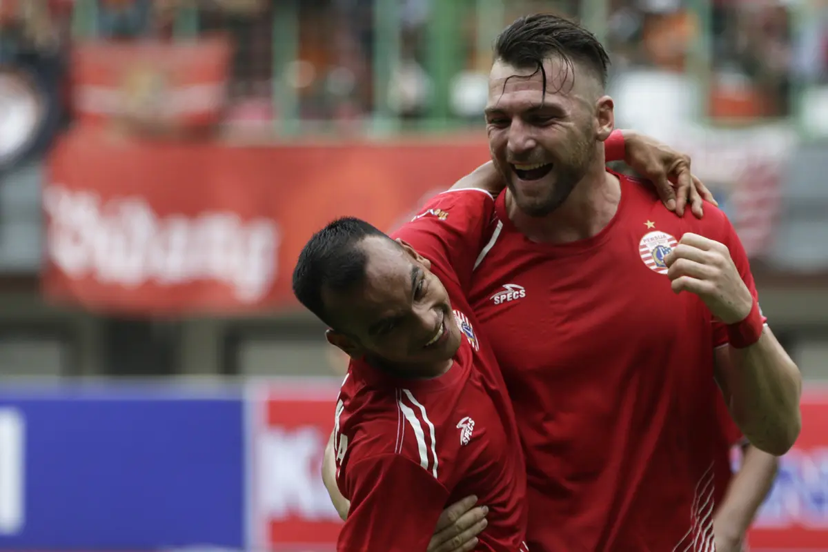 Striker Persija Jakarta, Marko Simic, merayakan gol yang dicetaknya ke gawang 757 Kepri Jaya bersama Riko Simanjuntak. (Bola.com/Yoppy Renato)