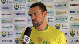 Alex Willian harus bersaing dengan Marcos Flores untuk memperebutkan satu kuota pemain asing yang tersisa. Pria kelahiran 28 tahun lalu ini harus tampil bisa memikat pelatih Djadjang Nurdjaman saat seleksi. (Instagram)