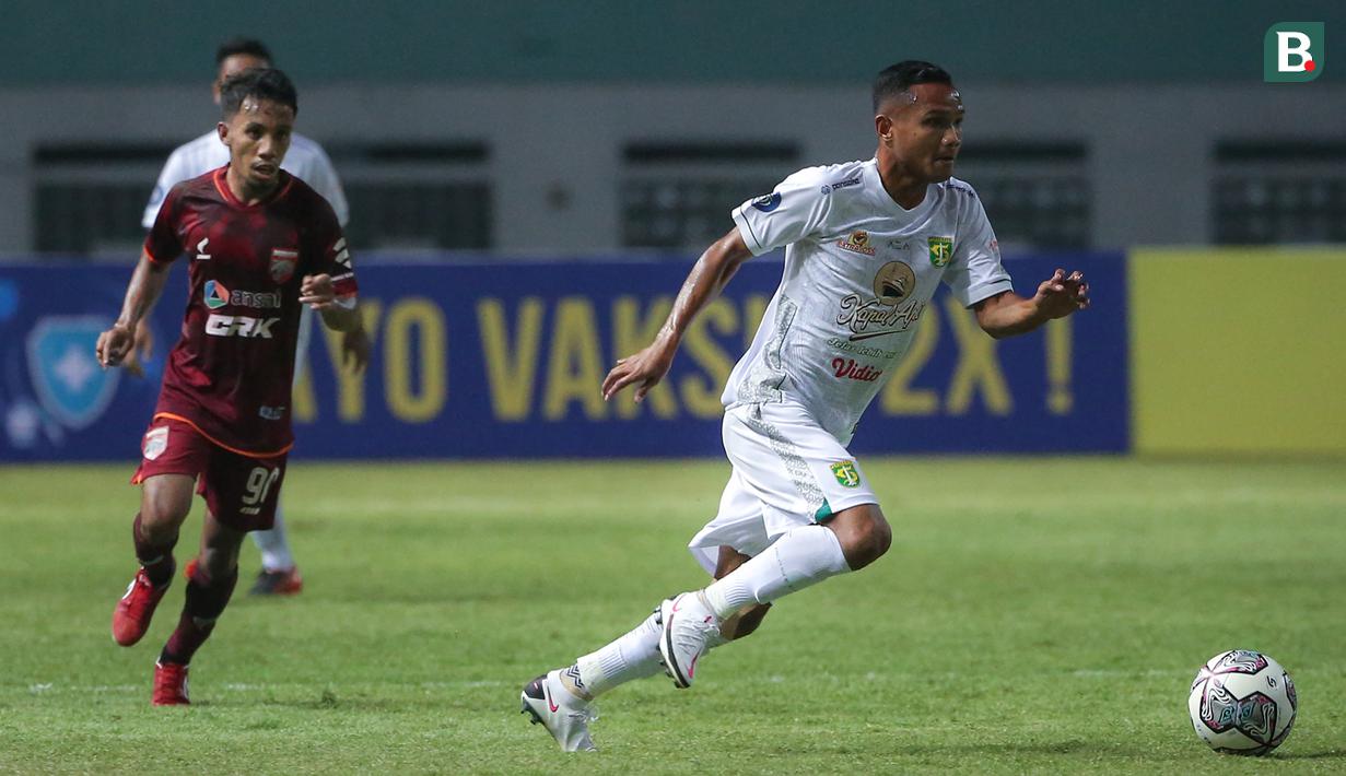 Penyerang Persebaya Surabaya, Oktafianus Fernando (kanan) menggiring bola saat melawan Borneo FC dalam laga pekan pertama BRI Liga 1 2021/2022 di Stadion Wibawa Mukti, Cikarang, Sabtu (04/09/2021). (Foto: Bola.com/Bagaskara Lazuardi)