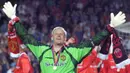 Peter Schmeichel juga ikut menyumbangkan Trable Winner bagi Manchester United ketika memperoleh juara di Liga Champion, Preimier Inggris, dan Piala FA pada periode 1998-1999. (AFP/Eric Cabanis)