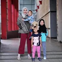 "Hihihii bumil2 cantik @zaskiadyamecca @shireensungkar tetep ya deg2 an..tp Insya Allah semua lancaaar yaa aamiin 🙏🙏😘😘," tulis Fenita Arie. "Duh kan aku udh agak lupa, 5 Thn yg lalu 😅🙈," tulis artis zeezeeshahab. (Instagram/zaskiadyamecca)