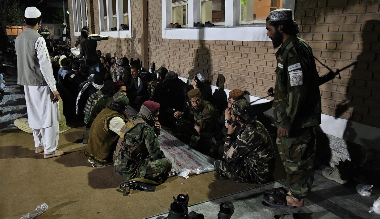 Pasukan Taliban berbuka puasa selama bulan suci Ramadhan di dekat Masjid Wazir Akber khan di Kabul, Afghanistan (4/4/2022). (AFP/Ahmad Sahel Arman)