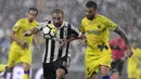 Striker Juventus, Gonzalo Higuain, berusaha melewati bek Chievo, Alessandro Gamberini, pada laga Serie A Italia di Stadion Allianz, Turin, Sabtu (9/9/2017). Juventus menang 3-0 atas Chievo. (AFP/Miguel Medina)