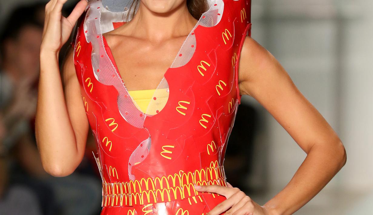 Model berpose di atas runaway memakai koleksi yang diberi nama McDCouture Collection dalam Miami Swim Week, 20 Juni 2017. Koleksi baju renang tersebut dikreasikan dengan ribuan kemasan makanan cepat saji McDonald's. (ALEXANDER TAMARGO/GETTY IMAGES/AFP)