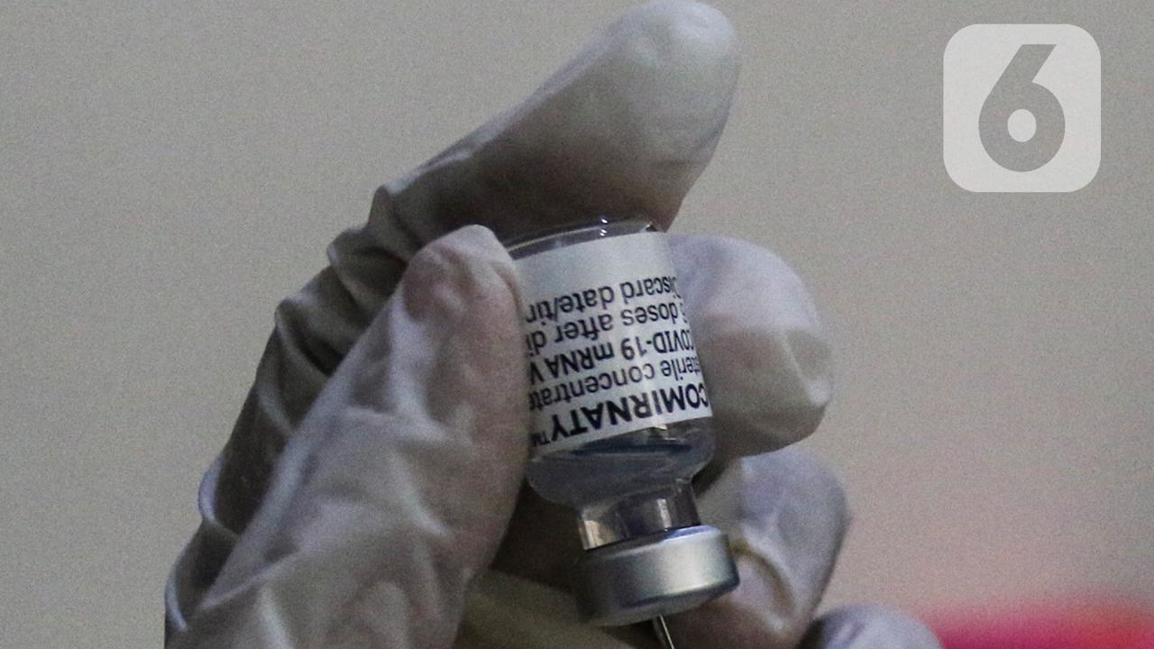 Antrean Warga Depok Terima Vaksin Pfizer Dosis Pertama