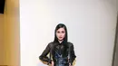 Mikha Tambayong menghadirkan tampilan glam rock yang memesona. Ia memadukan inner sheer lengan panjang dengan dress kulit yang sama-sama berwarna hitam. [Foto: Instagram/miktambayong]