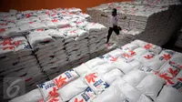 Petugas mengecek stok beras di Gudang Bulog DIY di Kalasan,Sleman, (27/1). Saat ini Bulog DIY memiliki stok beras rastra sekitar 19.000 ton. (Boy Harjanto)