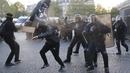 Bentrokan antara demonstran anti-fasis dengan pasukan anti-huru hara yang terjadi saat demonstran menggelar aksinya di Paris (23/4). Mereka melakukan demo untuk menentang Le Pan dan kebijakan anti imigrasinya. (AFP/Thomas Samson)