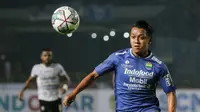 Febri Hariyadi telah menjadi pemain andalan Persib Bandung terhitung lumayan lama. Ia kerap menjadi momok menakutkan di sisi kiri pertahanan lawan. Sebagai sayap kanan, Febri sering kali berkontribusi atas gol Maung Bandung baik lewat akselerasi, umpan terobos, dan umpan silangnya. (Bola.com/Bagaskara Lazuardi)