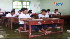 Banjir membuat para siswa yang tak mengenakan sepatu sulit berkonsentrasi saat mengisi lembar ujian karena kaki kedinginan.