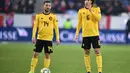 Ekspresi pemain timnas Belgia, Dries Mertens dan Axel Witsel saat melawan tuan rumah Swiss pada laga Nations League yang berlangsung di stadion Swissporarena, Senin (19/11). Timnas Belgia kalah 2-5. (AFP/Fabrice Coffrini)