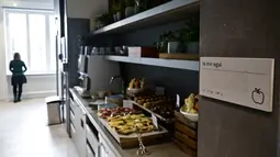 Sebuah tanda bertuliskan "I don't care" terlihat di dapur kecil kantor baru raksasa mesin pencari internet, Google, di Berlin pada Selasa (22/1). Google kembali membuka kantor cabang yang baru di ibu kota Jerman tersebut. (Photo by Tobias SCHWARZ / AFP)