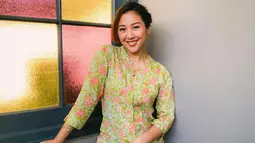 Tampil dalam balutan kebaya Jawa bernuansa hijau dengan motif bunga, Sherina Munaf terlihat begitu manis. Dirinya juga memilih menata rambut serta makeup dengan cukup sederhana. (Liputan6.com/IG/@sherinamunaf)