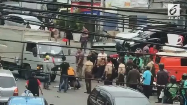 Seorang Juru Parkir yang tengah bertugas di kawasan Cikajang Jakarta Selatan kritis setelah terlindas truk yang tengah terparkir.