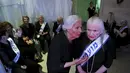 Peserta terlihat di belakang panggung sebelum mengikuti kontes Miss Holocaust Survivor di Israel, Selasa (24/11). 13 wanita lansia mengikuti kontes kecantikan tahun ketiga yang diperuntukkan bagi korban selamat genosida Nazi. (REUTERS/Amir Cohen)