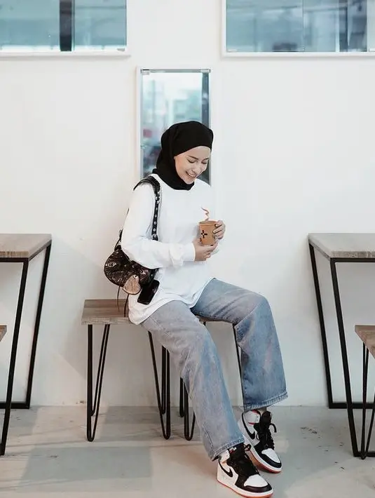 <p>Tampil santai dengan boyfriend denim yang dipadukan dengan atasan longslevee putih dan pashmina hitam. Kombinasikan dengan sneakers.&nbsp;@emyaghnia</p>