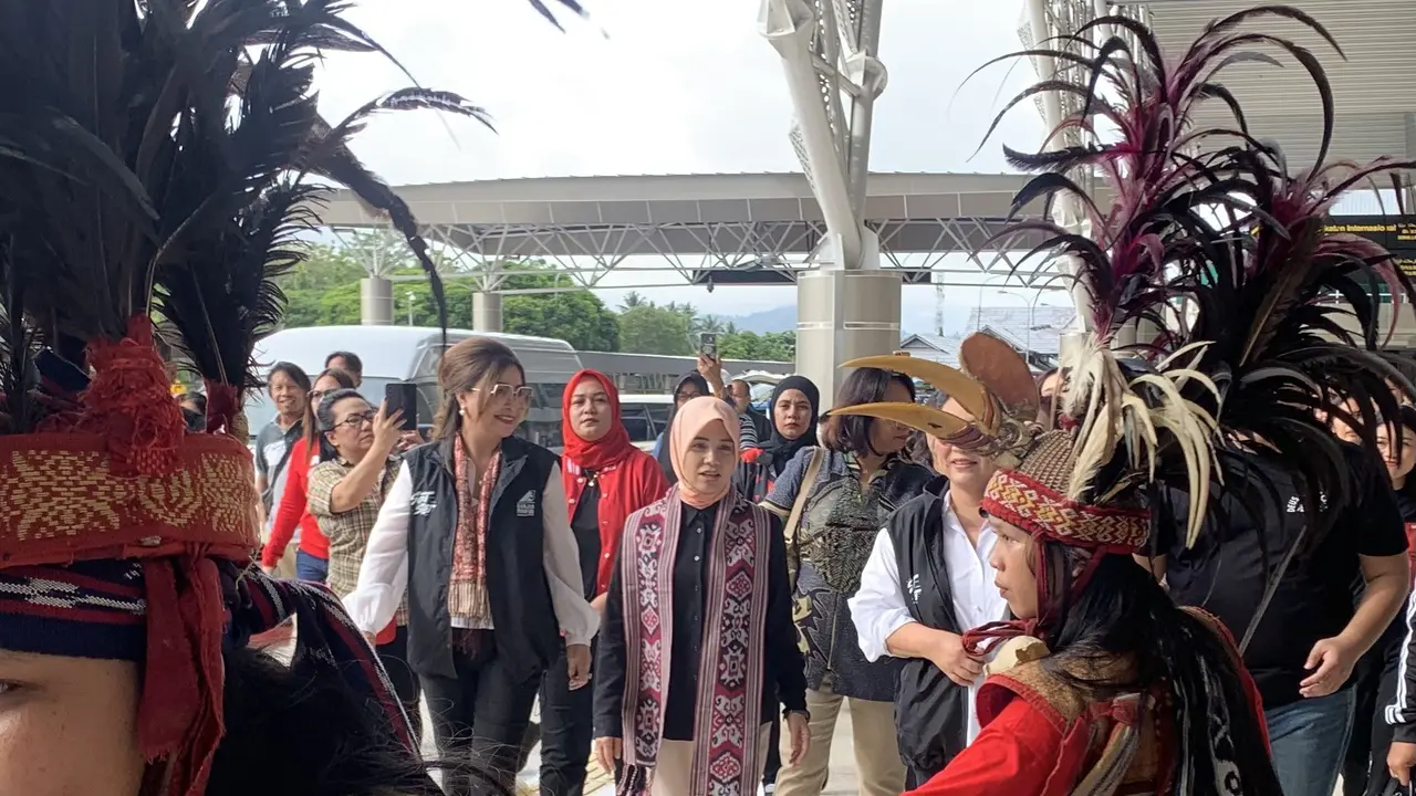 Istri calon presiden (Capres) nomor urut 3 Ganjar Pranowo, Siti Atikoh melanjutkan safari politiknya di Kota Manado, Sulawesi Utara, pada Selasa (16/1/2024).