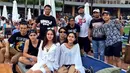 “Menunggu senja.” tulis putra Ahmad Dhani ini di ‘caption’ fotonya di akun instagram miliknya. Al dan Alyssa tampak melakukan liburan di Bali bersama teman-teman mereka. (via instagram/@alghazali7)