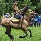 Warga Sumba menunggang kuda membawa busur pada sebuah ritual pertempuran Festival Pasola tahunan, di Pulau Sumba. (AFP Photo/Romeo Gacad)