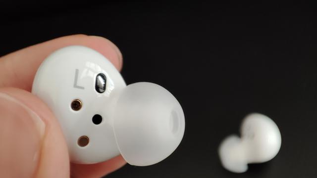 Samsung Galaxy Buds2 (Liputan6.com/Giovani Dio Prasasti)