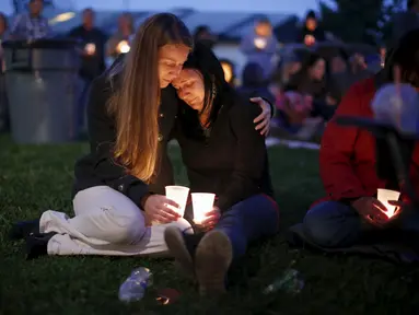 Sejumlah warga melakukan aksi simpatik mengenang korban penembakan di Kampus Umpqua Community College di Roseburg, Sabtu (3/10/2015). Setidaknya 15 orang tewas dalam peristiwa tersebut. (REUTERS / Lucy Nicholson)