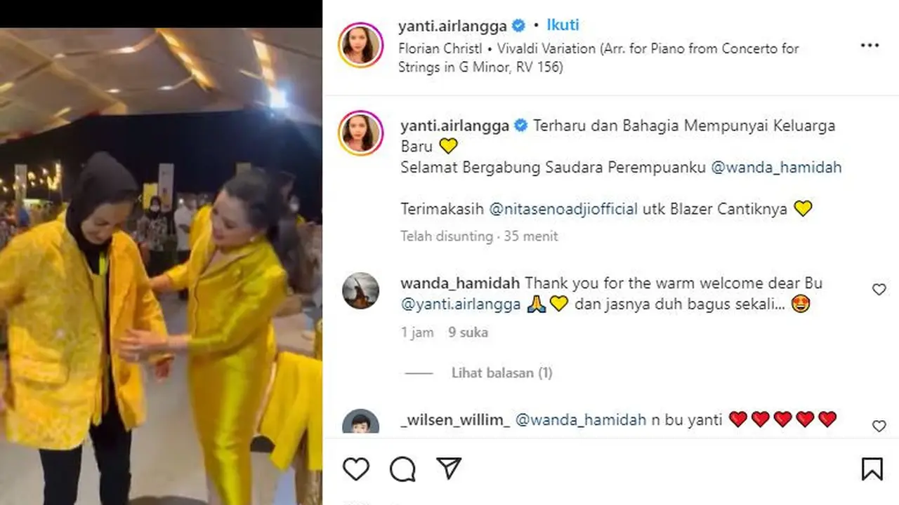 Wanda Hamidah memakai blazer kuning dan bergabung ke Partai Golkar.
