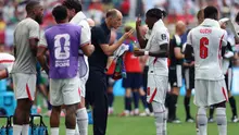 Pelatih Timnas Inggris asal Jerman, Thomas Tuchel, berbicara dengan penyerangnya #20, Noni Madueke, saat istirahat hidrasi selama pertandingan perempat final turnamen Piala Dunia 2026 antara Norwegia dan Inggris di Stadion Miami di Miami Gardens pada 12 Juli 2026. (PATRICIA DE MELO MOREIRA/AFP)
