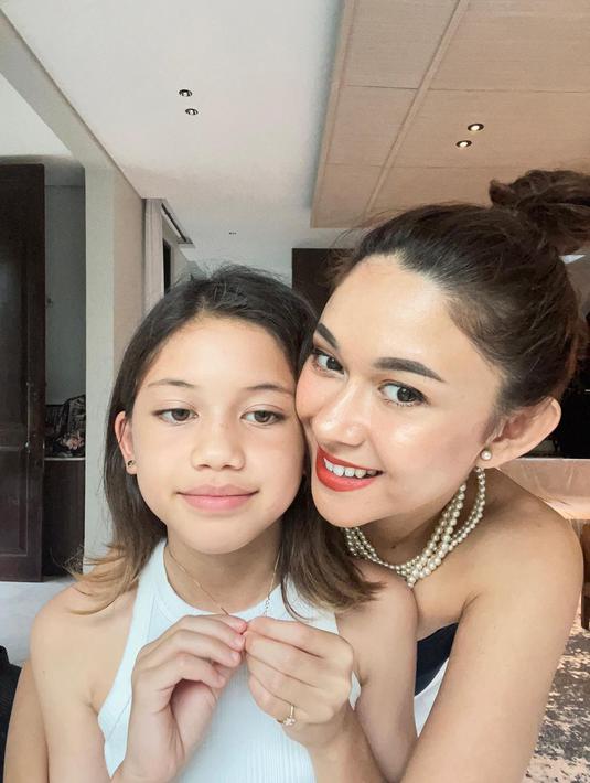 Nana Mirdad juga selalu menyempatkan waktu untuk pergi berdua dengan sang putri. Girls time yang dilakukan ibu dan anak ini juga sering menjadi perhatian karena terlihat begitu menyenangkan dan penuh kehangatan. (Liputan6.com/IG/@nanamirdad_)