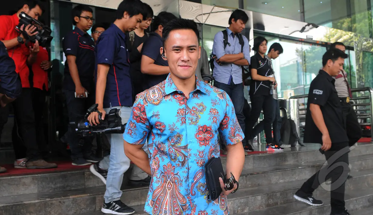 Choky Sitohang usai mendatangi KPK, Jakarta, Kamis (19/3/2015). Choky menjenguk Willy Sebastian Liem yang ditahan terkait kasus dugaan suap pengadaan zat tambahan bahan bakar Tetraethyl Lead (TEL) Pertamina 2004-2005. (Liputan6.com/Herman Zakharia)