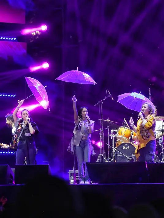 B3 di panggung The 90's Festival, Minggu (11/8/2024). [Foto: Adrian Putra/Fimela]