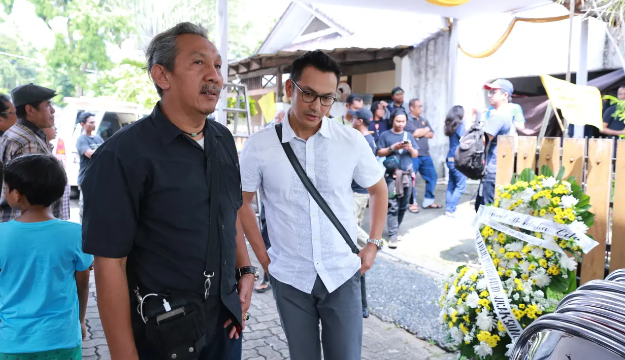 "Beliau humoris, tidak ada gap, merangkul semuanya agar bagaimana caranya tetap harmonis kerjasama. Pekerjaan kita kan butuh keharmonisan teamwork yang baik. Beliau sosok ayah, guru, seniman. Figur beliau lengkap," kata Gunawan. (Adrian Putra/Bintang.com)