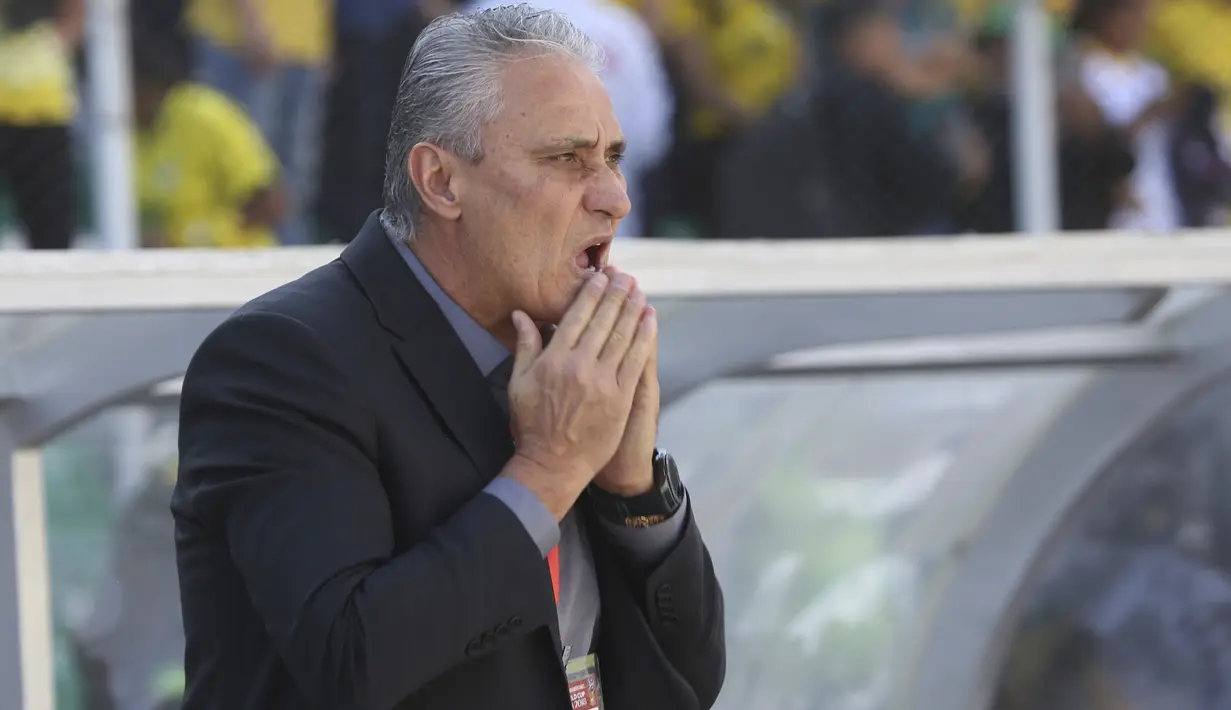 Ekspresi pelatih Brasil, Tite saat menyaksikan laga timnya melawan Bolivia pada kualifikasi Piala Dunia 2018 zona CONMEBOL di La Paz, Bolivia, (5/10/2017). Brasil bermain imbang 0-0. (AP/Leo Correa)