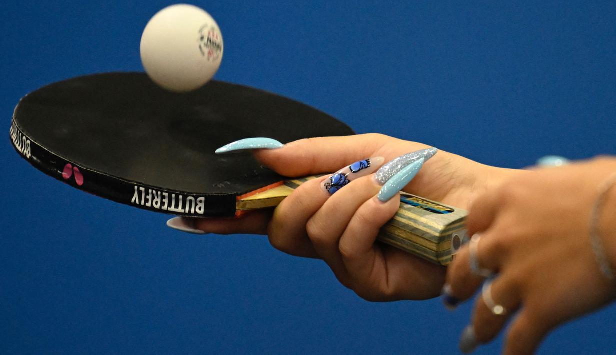 Petenis meja Italia, Gaia Monfardini melakukan servis saat kualifikasi tenis meja dalam ajang European Championships 2022 di Munich pada 15 Agustus 2022. (AFP/Tobias Schwarz)