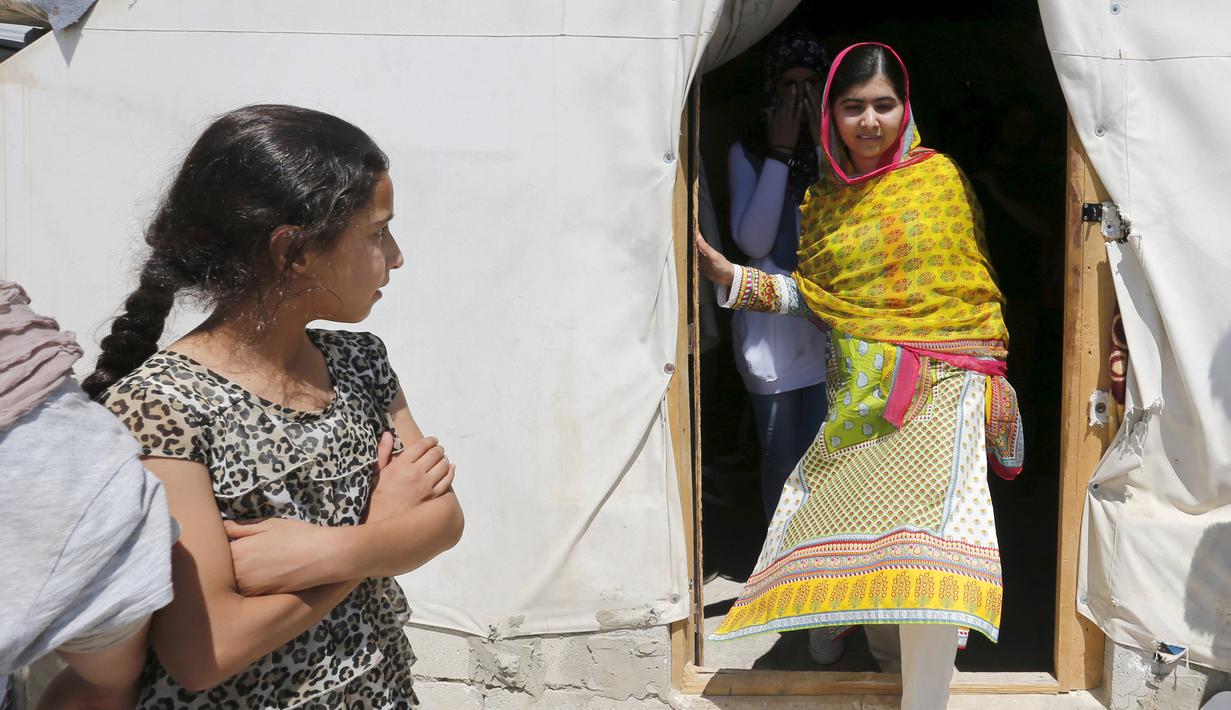 Peraih nobel perdamaian Malala Yousafzai, mengunjungi tenda pengungsian saat berkunjung ke Lebanon, 12 Juli 2015. Selain merayakan ulang tahunnya, Malala juga membuka sekolah di Lebanon. (REUTERS/Jamal Saidi) 