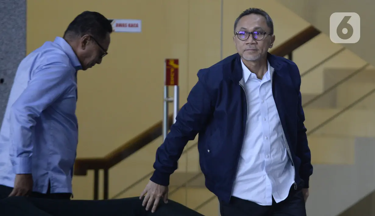 Ketum PAN Zulkifli Hasan akan menjalankan Salat Jumat di sela-sela pemeriksaan oleh penyidik di Gedung KPK, Jakarta, Jumat (14/2/2020). Zulkifli Hasan diperiksa sebagai saksi untuk tersangka korporasi PT Palma Satu terkait kasus alih fungsi hutan Riau pada tahun 2014. (merdeka.com/Dwi Narwo