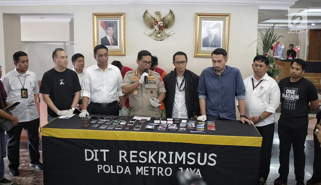 Kabid Humas Polda Metro Jaya Kombes Pol Argo Yuwono memberi keterangan kasus order fiktif pada transportasi online di Polda Metro Jaya, Jakarta, Rabu (13/2). Polisi menyita 23 handphone, simcard, buku tabungan, kartu ATM. (Liputan6.com/Faizal Fanani)