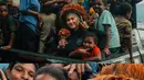 Pakai topi khas Papua dari bulu ayam, Azizah Salsha curi perhatian. Peluk salah satu anak Papua, momen kebersamaan ini penuh kehangatan. Azizah tampak bahagia dan menikmati setiap momen bareng masyarakat Papua. Tak hanya Azizah Salsha, masyarakat Papua khususnya anak-anak juga bahagia bertemu dengan Azizah. Kedatangan Azizah Salsha disambut dengan hangat oleh masyarakat Papua. (Liputan6.com/IG/@azizahsalsha_)