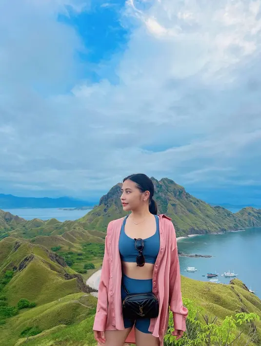 Prilly Latuconsina melengkapi outfitnya dengan belt bag dari YSL, kacamata, dan sneakers [@prillylatuconsina96]